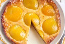 Vuoi una merenda leggera che sa di estate, prova la mia torta facilissima alle pesche sciroppate