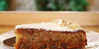 Torta carote e mandorle mettici su del formaggio spalmabile e servi il dessert di fine pasto