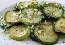 Zucchine in padella leggerissime, niente di più veloce da preparare pochi step e sono in tavola Zucchine in padella, pochi ingredienti e il contorno perfetto per oggi