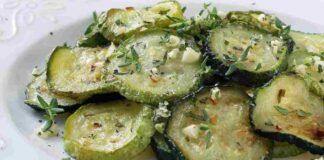 Zucchine in padella, pochi ingredienti e il contorno perfetto per oggi