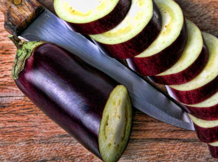 Caponata di melanzane come una volta, friggi tutto e in padella, dopo di che bruschetta due fette di pane e accomodati in tavola. Foto di ricettasprint