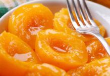 Pesche sciroppate, morbide e gustose, sono il dolcino che piace a tutti Pesche sciroppate, morbide e gustose, sono il dolcino che piace a tutti