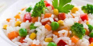 Insalata di riso con sole verdure, freschissima e irresistibile, è la ricetta estiva vincente