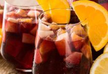 Con le ultime pesche, prepara una sangria assolutamente imperdibile Con le ultime pesche, prepara una sangria assolutamente imperdibile