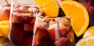 Con le ultime pesche, prepara una sangria assolutamente imperdibile