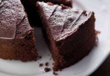 Non hai la farina? Niente paura, questa torta al cioccolato non ne ha bisogno: si scioglie in bocca, sembra un semifreddo