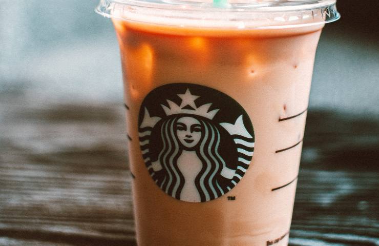 Starbucks abbandona i suoi classici bicchieri, è costretto a farlo 