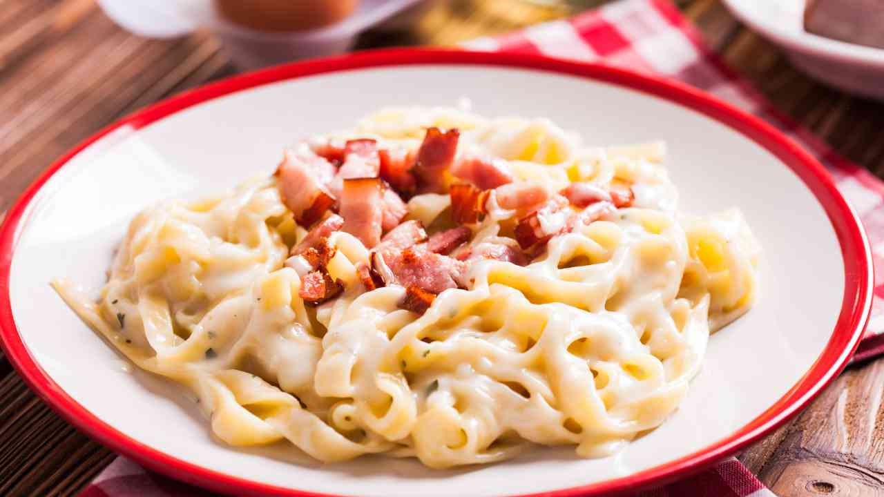 Cacio e pepe sbagliata, mettici la pancetta sarà ancora più buona, inevitabile la scarpetta  --- (Fonte immagine: https://www.ricettasprint.it/wp-content/uploads/2023/09/Cacio-e-pepe-sbagliata-mettici-la-pancetta-sara-ancora-piu-buona-inevitabile-la-scarpetta.jpg)