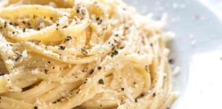 Frigo vuoto, niente paura con un paio di uova prepari una carbonara vegetariana da paura, poche mosse è nel piatto