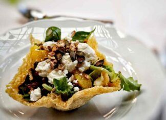 Cestini di formaggio con barbabietole ricotta e nocciole 26092023 ricettasprint