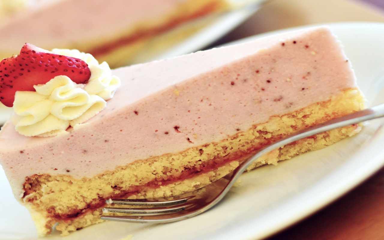 Cheesecake doppio strato, il segreto della bontà sta alla base, è fantastica!  --- (Fonte immagine: https://www.ricettasprint.it/wp-content/uploads/2023/09/Cheesecake-doppio-strato-03092023-ricettasprint.jpg)