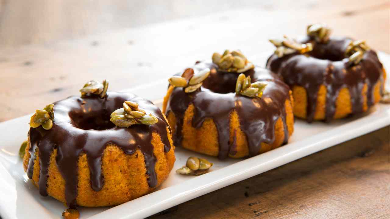 Ciambelline alla zucca e cioccolato questo è il dessert più buono del mondo, altre che le solite ciambelline!
