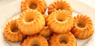 Ciambelline con gocce di cioccolato soffici, veloci e senza lievitazione perfette per un dolce risveglio