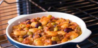 Fagioli e piselli in tegame la ricetta della nonna che non può mancare a tavola, accompagna con dei crostini, pura goduria per le papille gustative