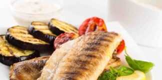 Filetti di pesce grigliati con melanzane per una cena leggera, veloce e light, cosa vuoi di più!