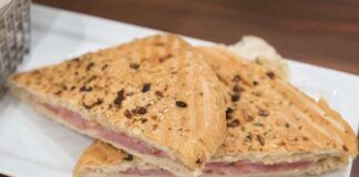 Focaccia ripiena all'origano con prosciutto ed emmental 28092023 ricettasprint