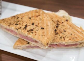 Focaccia ripiena all'origano con prosciutto ed emmental 28092023 ricettasprint