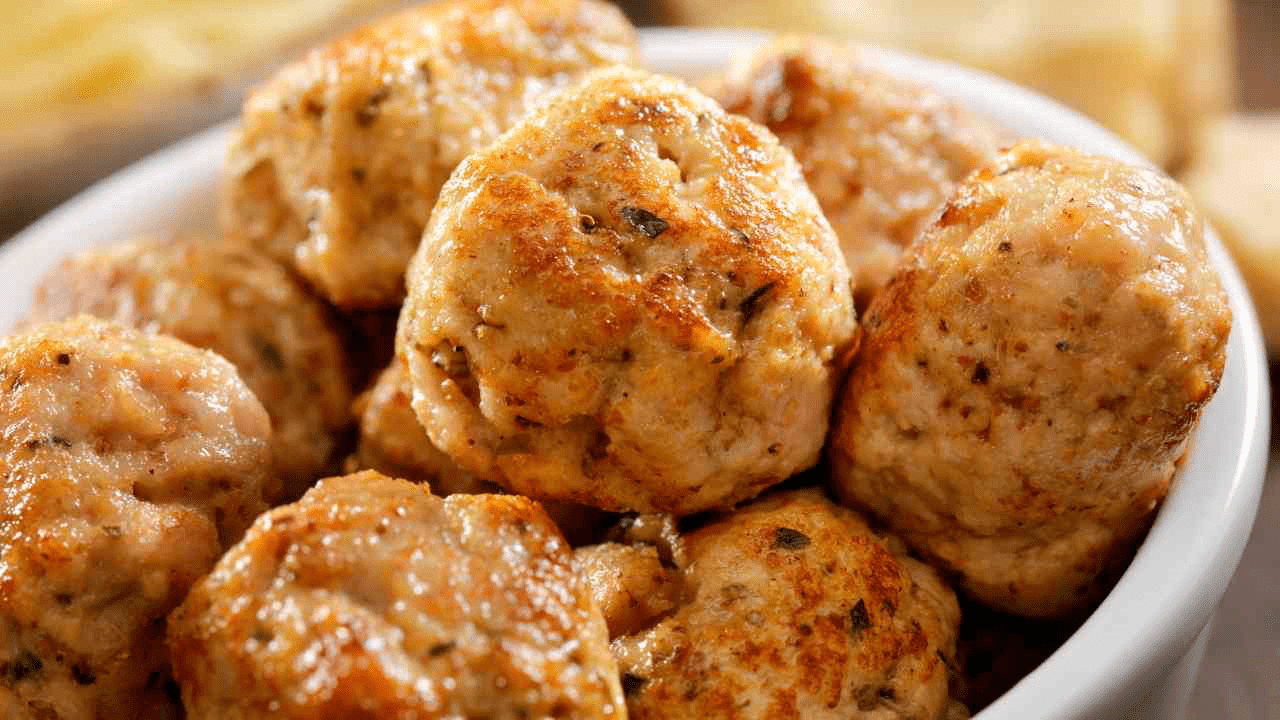 Polpette di riciclo, apri il frigo e lo svuoti, sono buonissime al forno e fritte  --- (Fonte immagine: https://www.ricettasprint.it/wp-content/uploads/2023/09/IMG_3069.png)