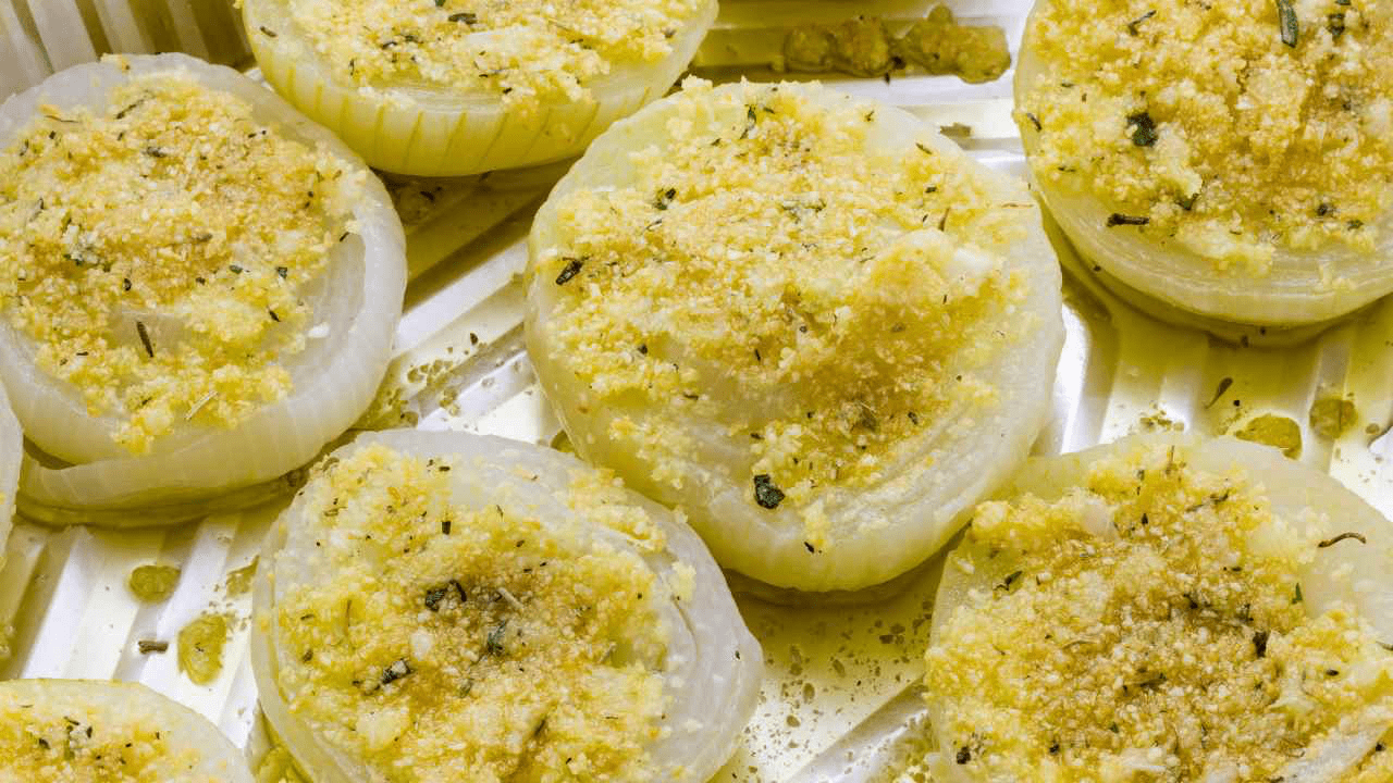 Devi fare un contorno ma non hai verdure? Prova le cipolle gratinate al forno saranno dolcissime e pronte in un attimo  --- (Fonte immagine: https://www.ricettasprint.it/wp-content/uploads/2023/09/IMG_3156.png)