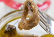 Melanzane sott’olio come quelle che trovi nei paesi, la ricetta spaziale di mia nonna per mangiarle tutto l’anno