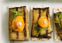 Involtini di melanzane light, senza olio e burro, zero grassi, servili su dei crackers e saranno ancora più gustosi Involtini di melanzane light, senza olio e burro, zero grassi, servili su dei crackers e saranno ancora più gustosi