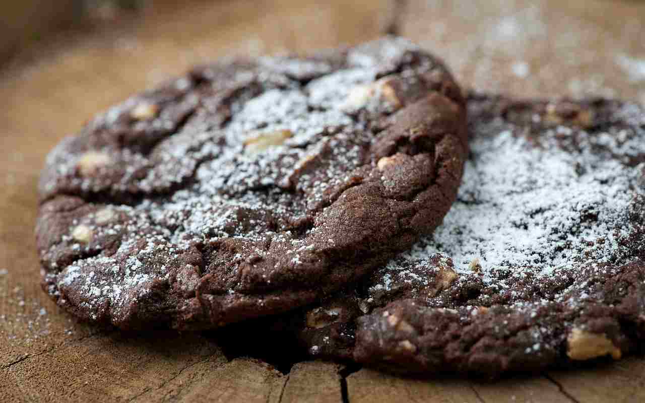 Mega cookies cioccolato e noci: tuffati nel latte, sono paradisiaci, uno tira l