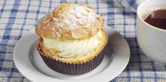 Muffin al latte con crema alle mandorle per un buongiorno speciale e inaspettato, un tripudio di golosità