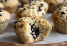 Muffin con gocce di cioccolato con un ripieno morbido ti conquisterà al primo assaggio, prova ad inzupparli nel latte