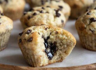 Muffin con gocce di cioccolato con un ripieno morbido ti conquisterà al primo assaggio, prova ad inzupparli nel latte