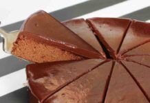 Non faccio in tempo a metterla in tavola che sparisce dai piatti, eppure ho usato solo 3 ingredienti per questo dolce al cioccolato