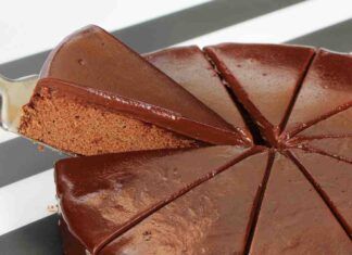Non faccio in tempo a metterla in tavola che sparisce dai piatti, eppure ho usato solo 3 ingredienti per questo dolce al cioccolato