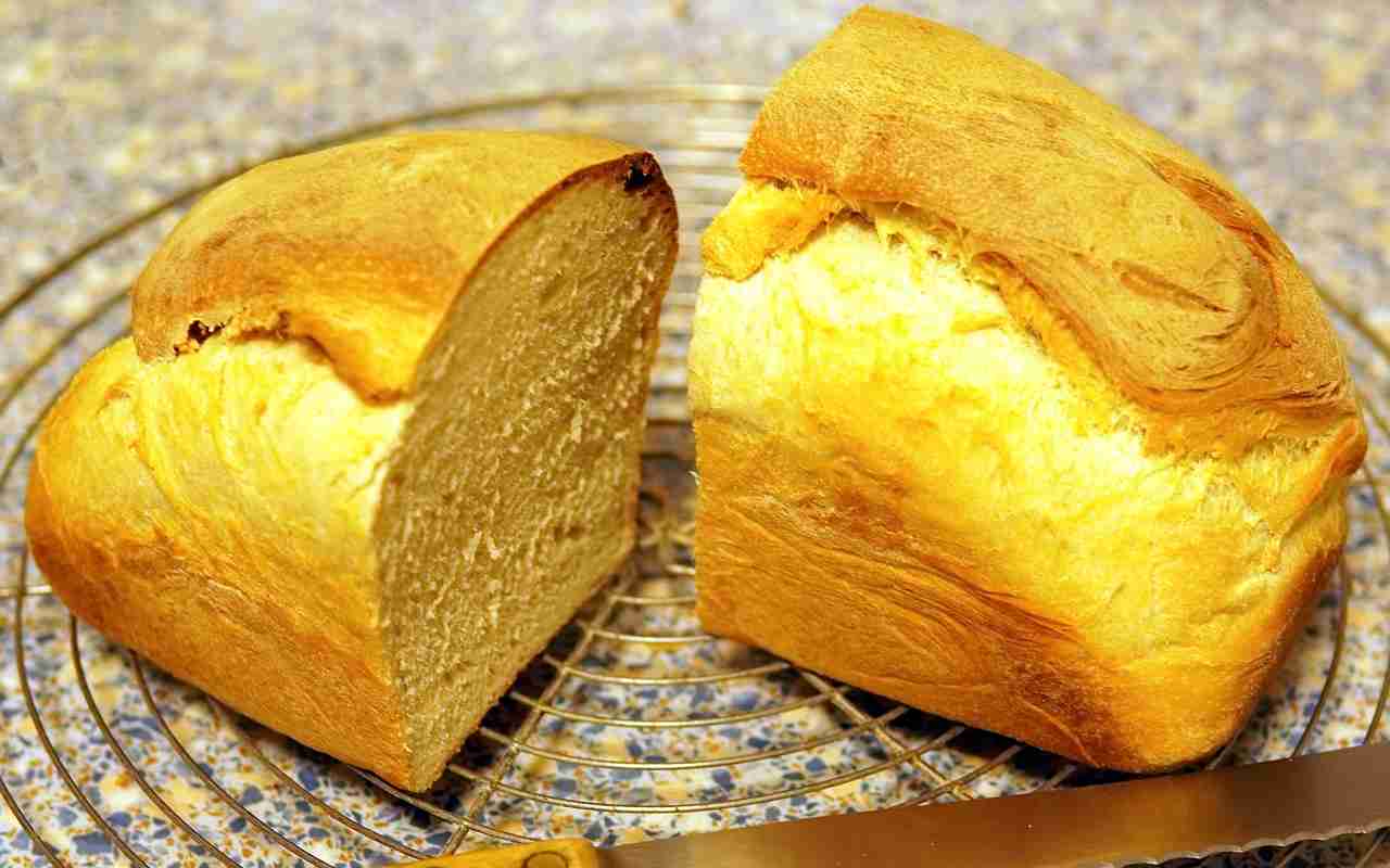 Pane in cassetta: ecco la ricetta originale, croccante fuori e soffice  dentro 