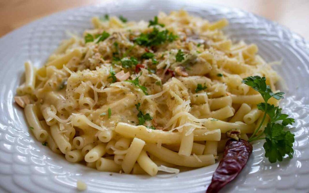 Pasta al pesto di prezzemolo limone e zafferano, la combo perfetta se vuoi conquistare chiunque