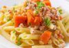 Pasta con zucca e salsicce, aggiungi i ceci e sarà impossibile non fare colpo su nessuno, anzi tutti vorranno fare il bis