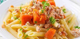 Pasta con zucca e salsicce, aggiungi i ceci e sarà impossibile non fare colpo su nessuno, anzi tutti vorranno fare il bis