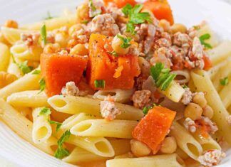 Pasta con zucca e salsicce, aggiungi i ceci e sarà impossibile non fare colpo su nessuno, anzi tutti vorranno fare il bis