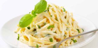 Pasta olio e parmigiano, se la vuoi con la cremina, la devi fare solo con questi passaggi