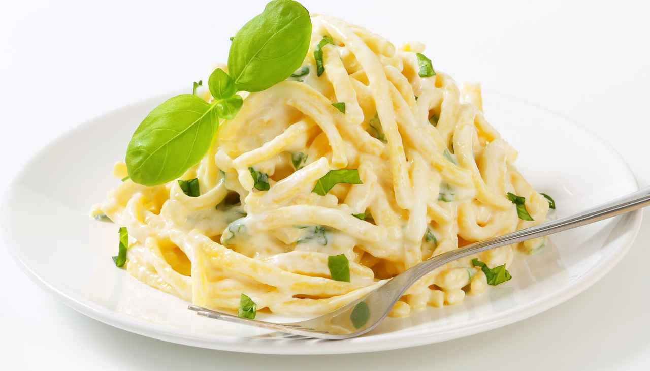 Pasta olio e parmigiano, se la vuoi con la cremina, la devi fare solo con questi passaggi  --- (Fonte immagine: https://www.ricettasprint.it/wp-content/uploads/2023/09/Pasta-olio-e-formaggio-cremosa-31082023-ricettasprint-1.jpg)