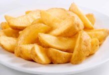 Patate al forno come in rosticceria Patate al forno come quelle della rosticceria? Ecco il trucchetto delle antiche fornaie