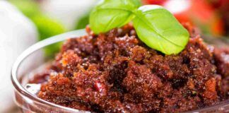 Pesto di pomodori secchi ci condisci tutto quello che vuoi, renderai speciale qualsiasi piatto anche il più scontato