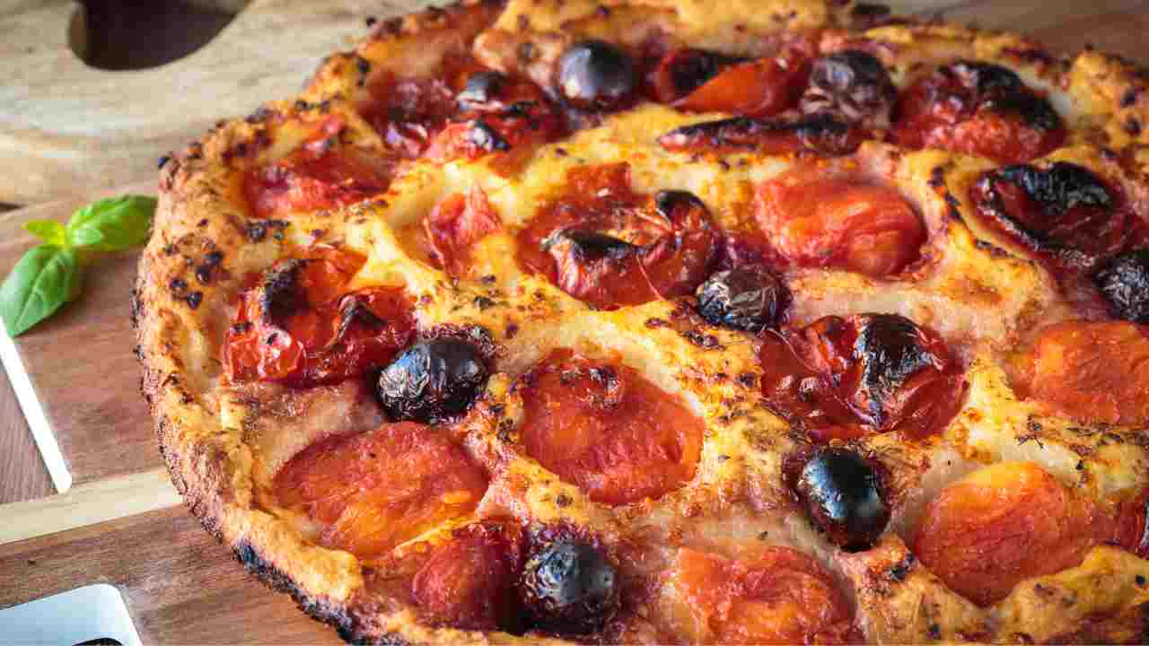 Pizza croccante super veloce la preparerai in meno di mezz'ora, ecco come fare