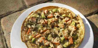 Pizza di piadina integrale con salmone avocado e funghi 26092023 ricettasprint