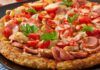 Pizza frittata con wurstel e pomodori questa si che una bomba, la cena sarà più che esplosiva