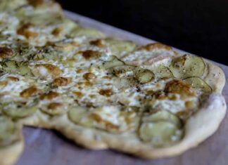 Pizza senza lievitazione con patate e panna 22092023 ricettasprint