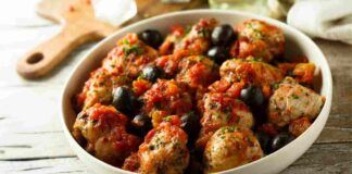 Pollo, pomodori e olive, davvero bastano 3 ingredienti per una cena favola a prova di scarpetta Si, prova e vedrai! Ricettasprint