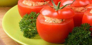 Pomodori ripieni light, ecco come fare una cena in un attimo che conquista tutti