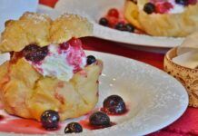 Profiteroles alla mousse di ricotta e ciliegie sciroppate 02082023 ricettasprint