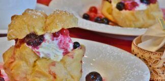 Profiteroles alla mousse di ricotta e ciliegie sciroppate 02082023 ricettasprint