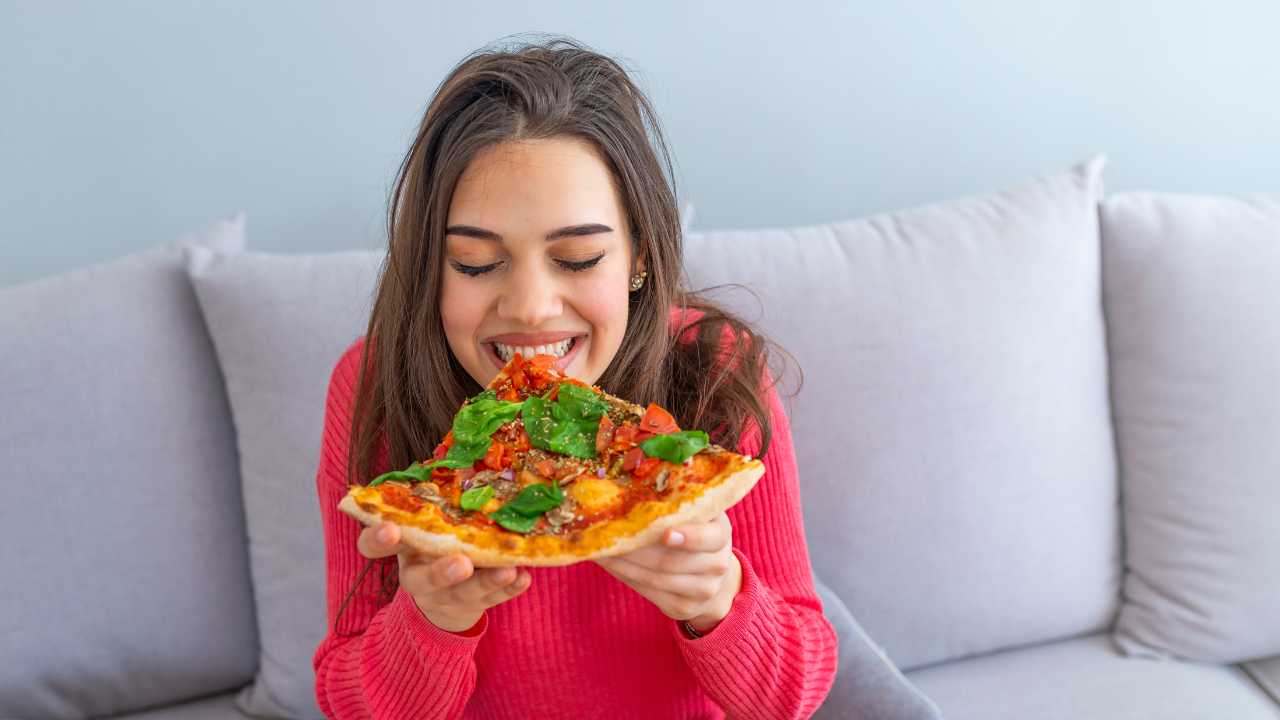 Datti alla pazza gioia con la pizza: quanta ne possiamo mangiare alla settimana?  --- (Fonte immagine: https://www.ricettasprint.it/wp-content/uploads/2023/09/Quanta-pizza-mangiare-20230911-RicettaSprint.jpg)