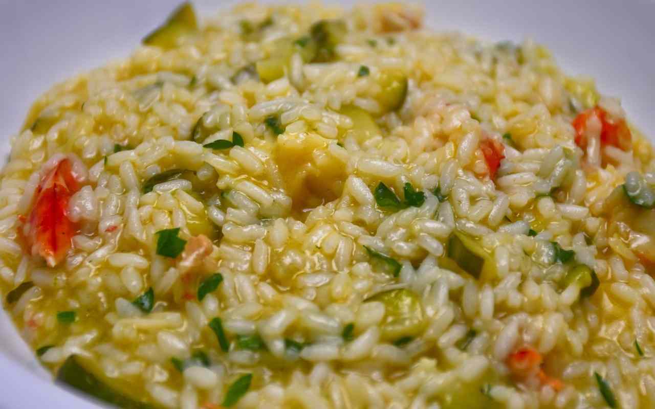 Non sai cosa cucinare oggi? E Prepara allora questo squisito Risotto zucchine e pomodorini, semplice ma delizioso!  --- (Fonte immagine: https://www.ricettasprint.it/wp-content/uploads/2023/09/Risotto-zucchine-e-pomodorini-10092023-ricettasprint.jpg)